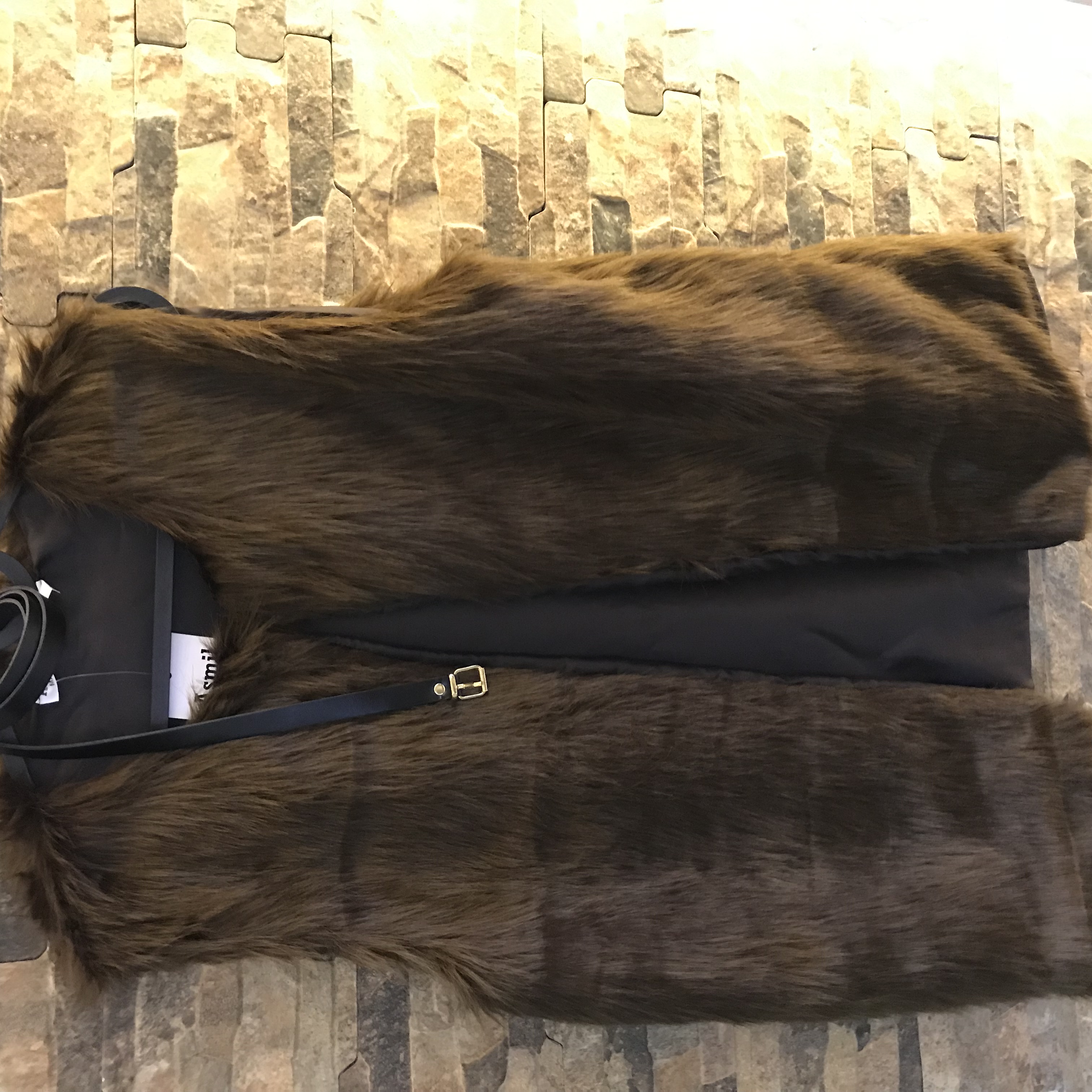 TÜYLÜ KEMERLİ YELEK