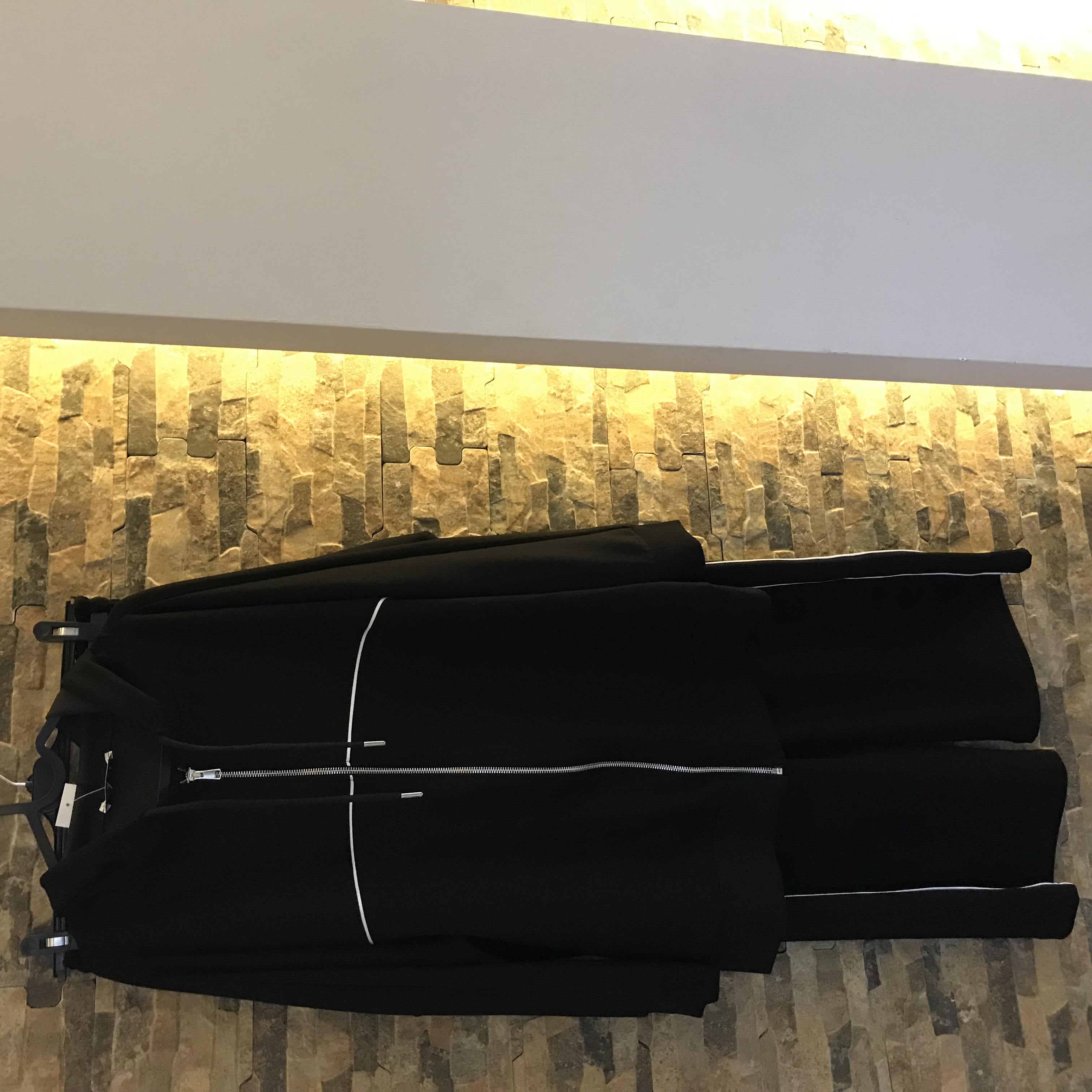 FERMUARLI KAPÜŞONLU ŞERİTLİ MODAL TAKIM